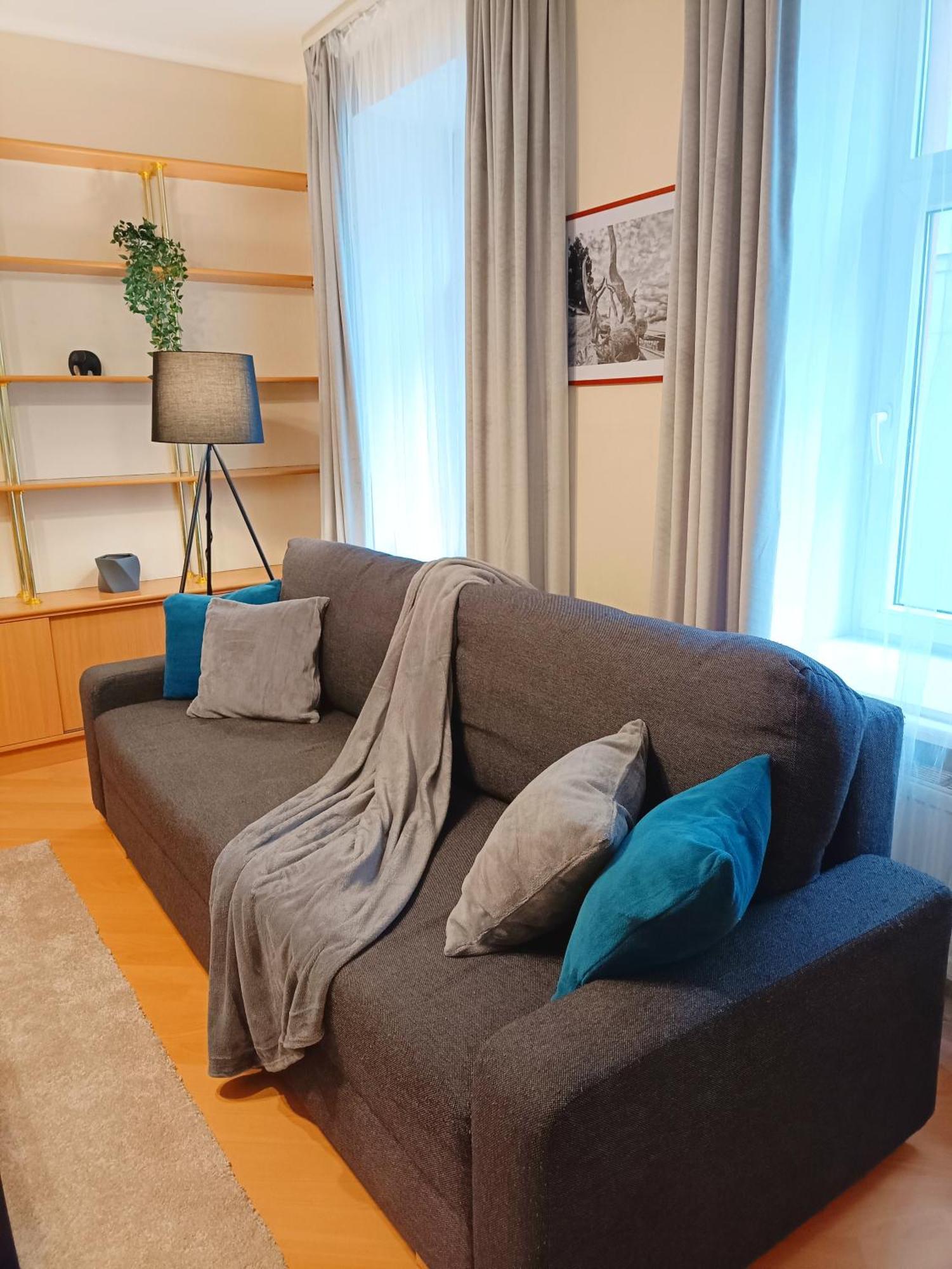 Two Bedroom Apartment In Old Town, Up To 6 Guests Riga Bagian luar foto